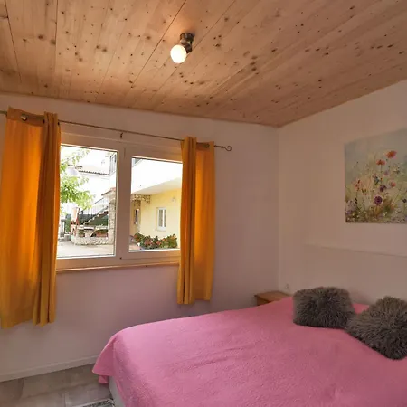 Cozy Garden Apartment