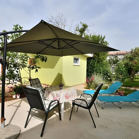 Cozy Garden Apartment *